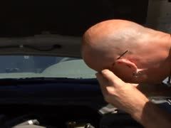 Reife Frau fickt während der Autopanne